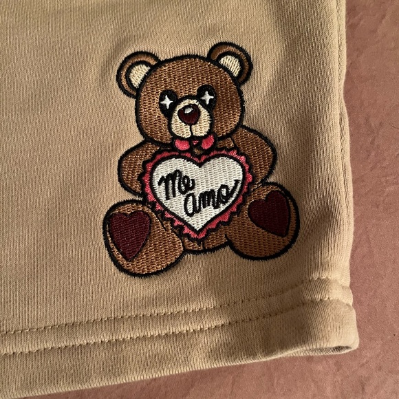 🧸 Bella Doña - Me Amo Embroidered Bear Sweatshirt + Sweatshorts Set in Tan - S - Picture 6 of 16